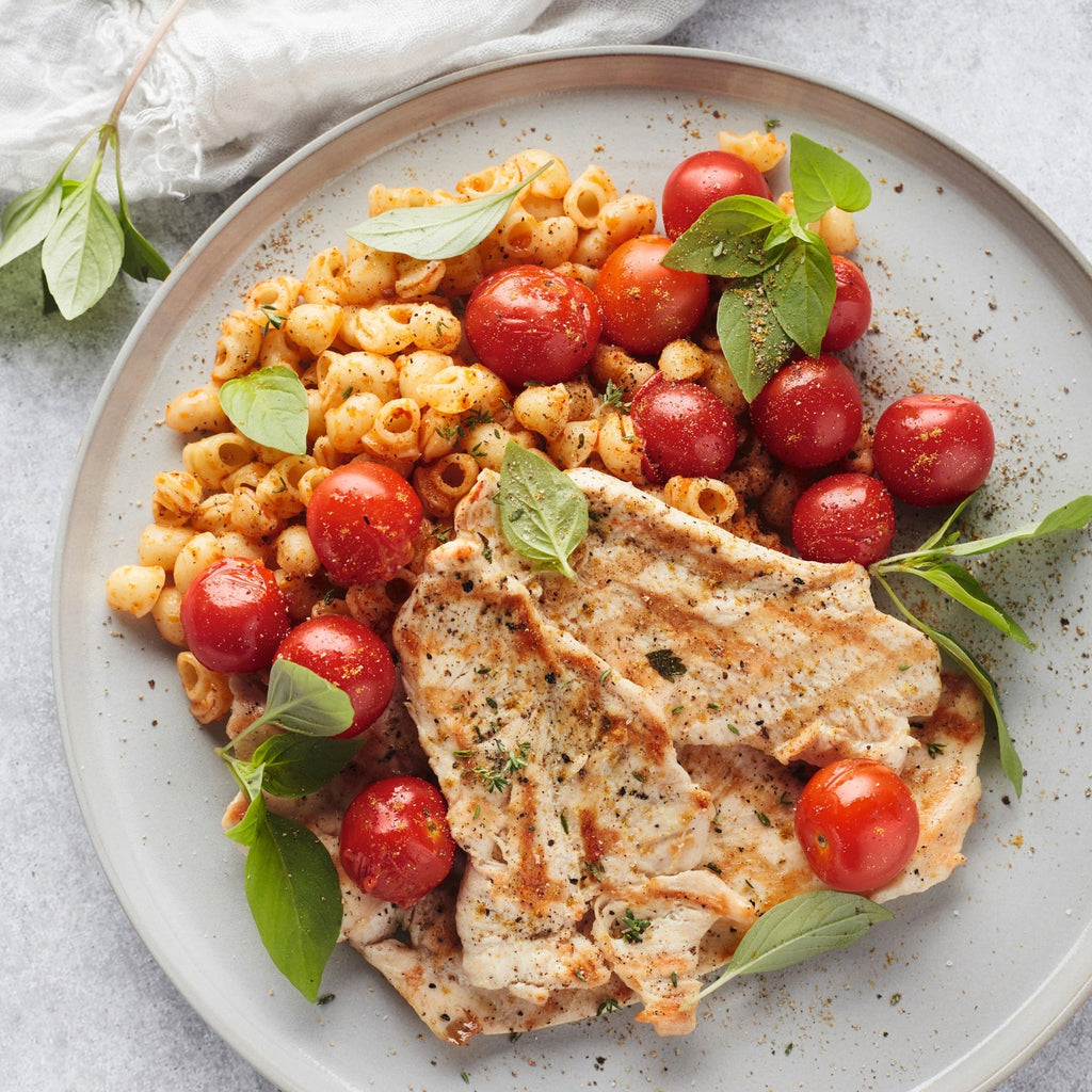 Pasta met gegrilde kippenlapjes en tomaat op de BBQ