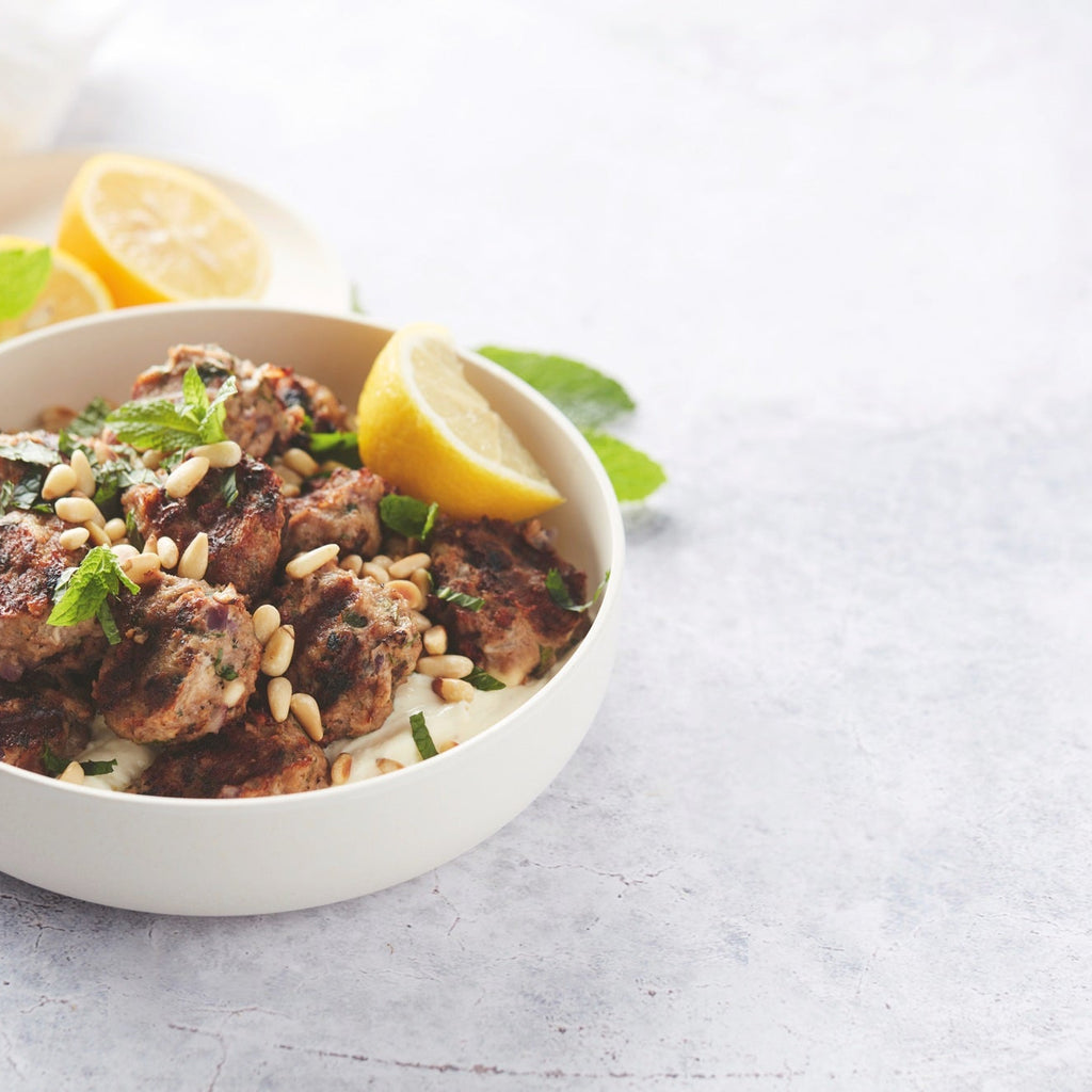 Gegrilde lamsgehaktballetjes met een heerlijke dip van feta